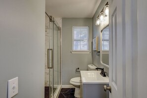 Douche, sèche-cheveux, serviettes fournies
