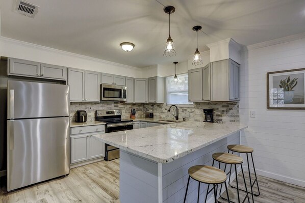 Réfrigérateur, four à micro-ondes, un four, surface de cuisson