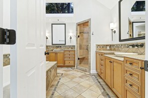 Douche, sèche-cheveux, serviettes fournies