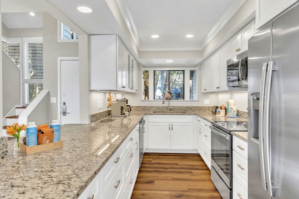 Refrigerador, microondas, horno y parrilla de estufa 