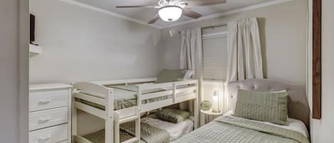 2 chambres, fer et planche à repasser, Wi-Fi gratuit, draps fournis