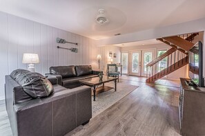 Smart TV, offices - Dog Friendly Villa Near Harbour Town! (Hilton Head Island)