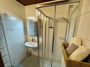 Habitación doble | Baño | Ducha, secador de pelo y toallas