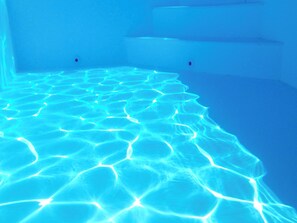 A clear blue pool with geometric patterns on the floor. - Gasthof - Gästezimmer Familie Eisenhauer (Altenburg)