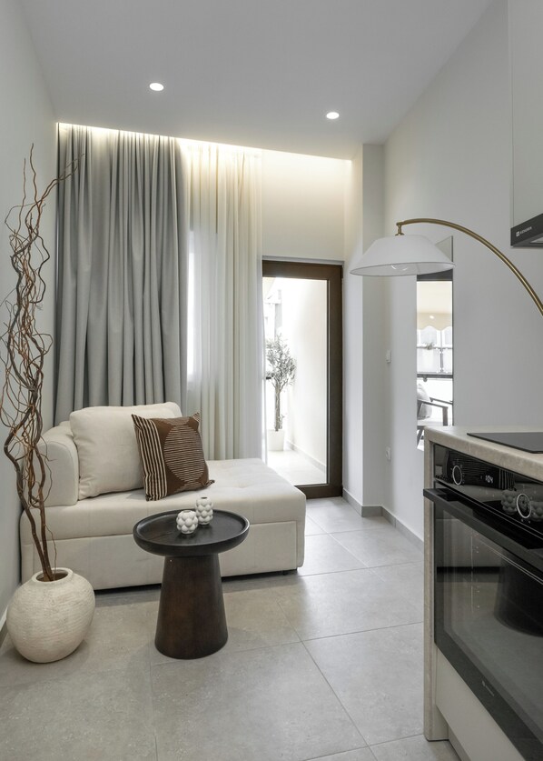 Exclusive-Apartment, Stadtblick | Wohnbereich | 42-Zoll-Smart-TV mit Digitalempfang