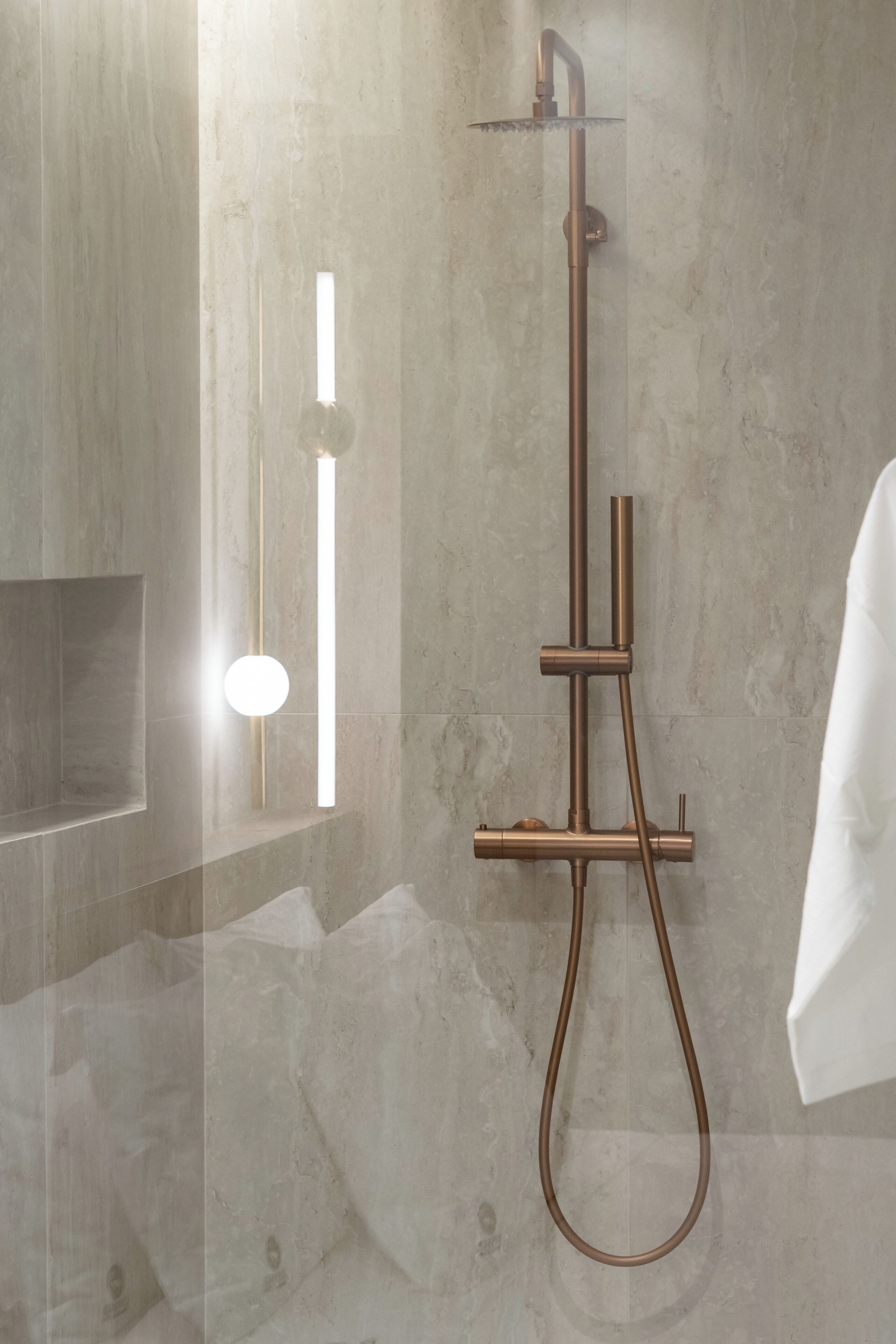 Appartement Deluxe | Salle de bain | Douche, articles de toilette gratuits, sèche-cheveux, peignoirs