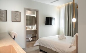 Apartamento exclusivo, vistas a la ciudad | Caja fuerte, escritorio, espacio para trabajar con un portátil