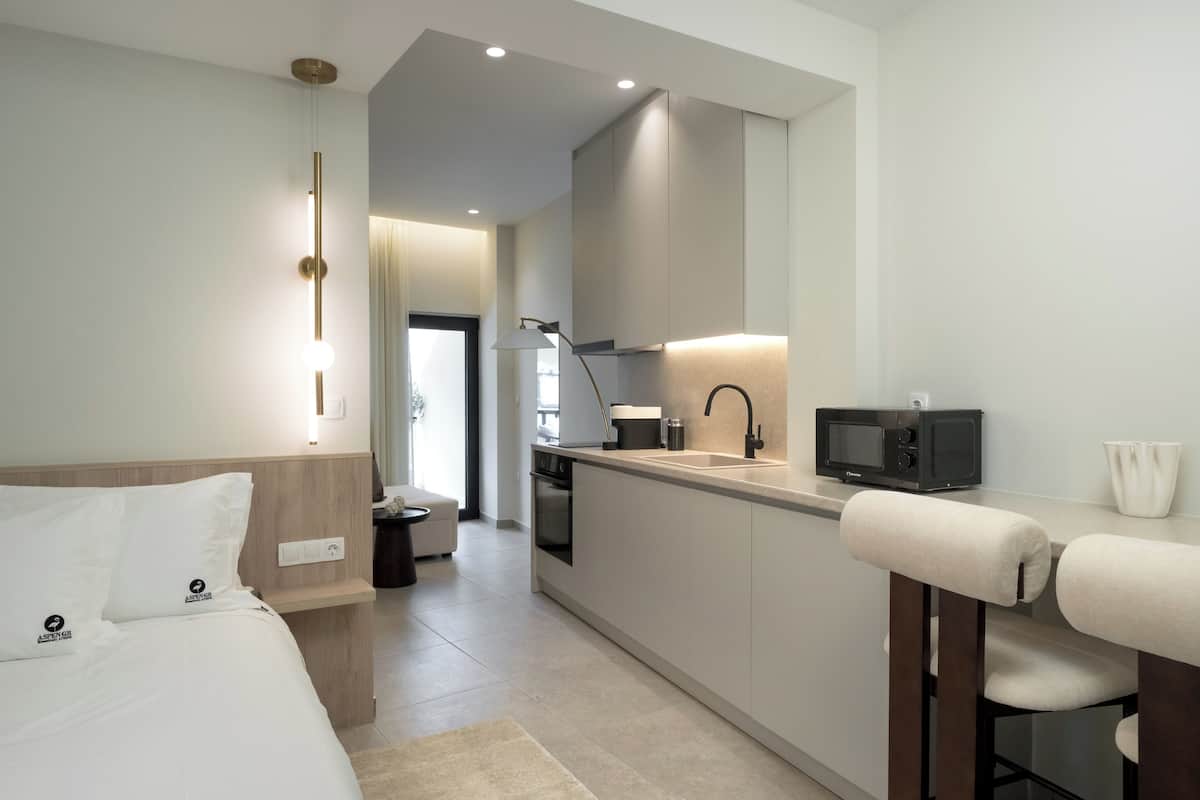 خزنة داخل الغرفة ومكتب ومساحة عمل للكمبيوتر المحمول وستائر تعتيم