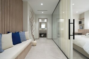 Apartamento superluxo, 2 quartos | Cofres nos quartos, escrivaninha, espaço de trabalho para notebook