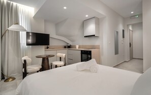Deluxe Apartment | In-room safe, desk, laptop workspace, blackout curtains - Monastiraki Hotel Apartments (Athens)