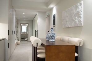 Apartamento de lujo, 2 habitaciones | Caja fuerte, escritorio, espacio para trabajar con un portátil