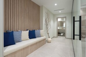 Apartamento de lujo, 2 habitaciones | Zona de estar | Smart TV de 42 pulgadas con canales digitales