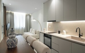 Luxury-Apartment, 2 Schlafzimmer | Zimmersafe, Schreibtisch, laptopgeeigneter Arbeitsplatz