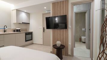 Premium Apartment | In-room safe, desk, laptop workspace, blackout drapes