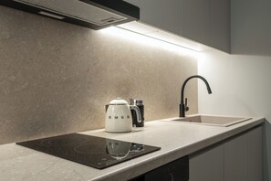 ラグジュアリー アパートメント 2 ベッドルーム | 専用キッチン | 電子レンジ、オーブン、コンロ、エスプレッソマシン