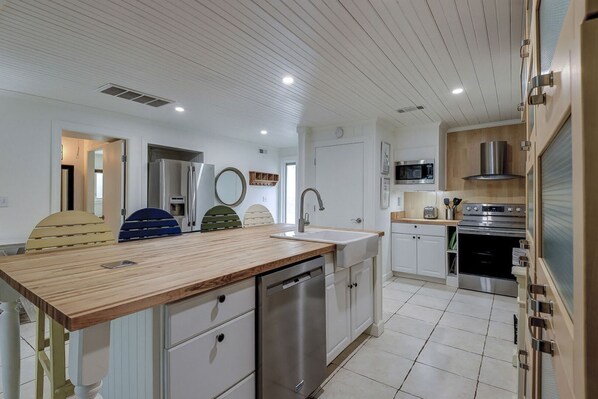 冷蔵庫、電子レンジ、オーブン、コンロ