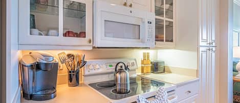 Frigorífico, microondas, horno y placa de cocina