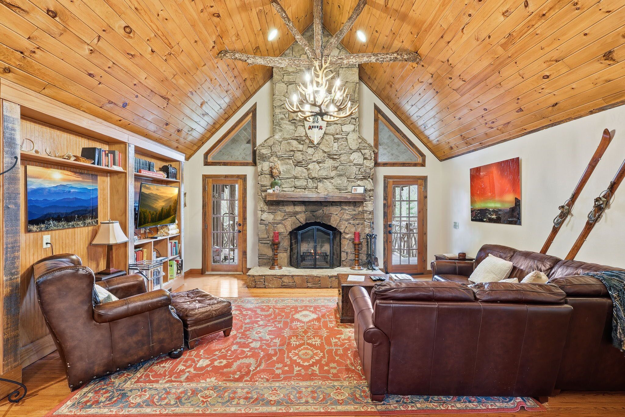 TV, fireplace