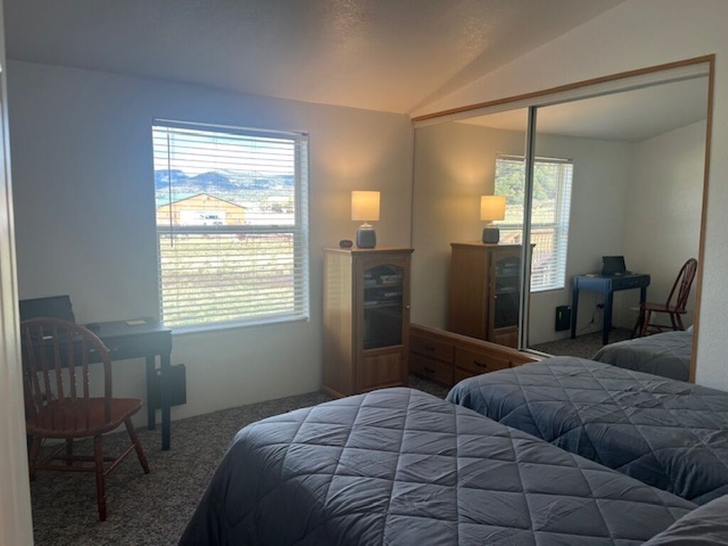 2 bedrooms, internet, bed sheets