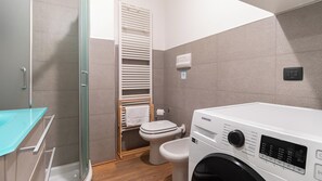 アパートメント (1 Bedroom) | バスルーム | シャワー、ビデ