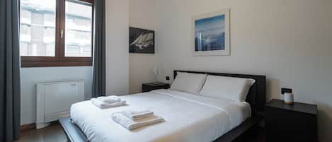 1 bedroom, iron/ironing board, cots/infant beds, bed sheets