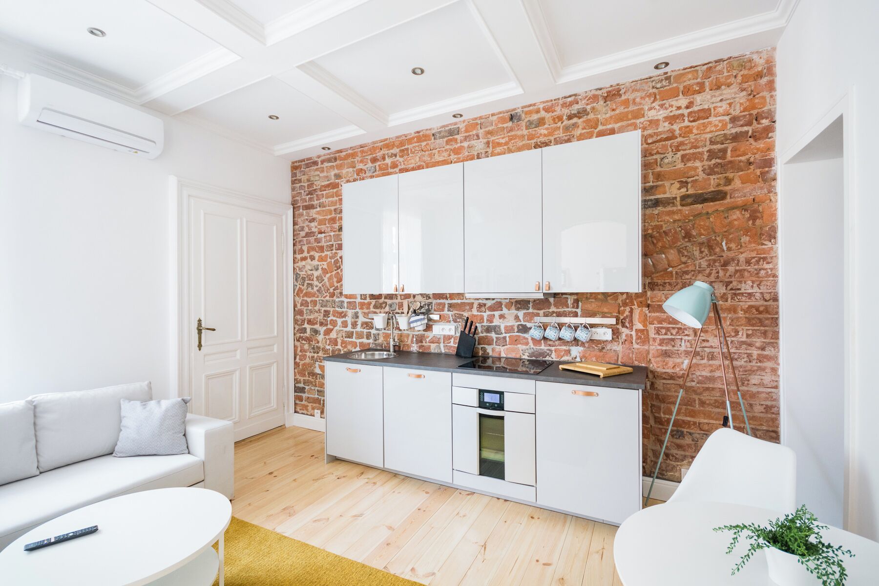 Refrigerador con congelador, parrilla de estufa y lavavajillas 