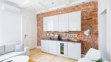 Refrigerador con congelador, parrilla de estufa y lavavajillas