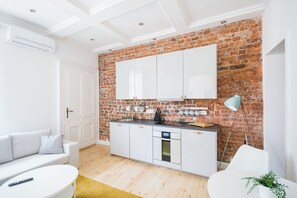 Full-size fridge, stovetop, dishwasher, cookware/dishes/utensils - AS HOME Szewska (Wrocław)