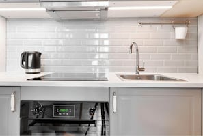 Studio Suite | Private kitchen | Full-size fridge, stovetop, dishwasher, cookware/dishes/utensils - AS HOME Szewska (Wrocław)