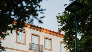 Un hôtel à la façade blanche, doté de nombreuses fenêtres et de balcons.