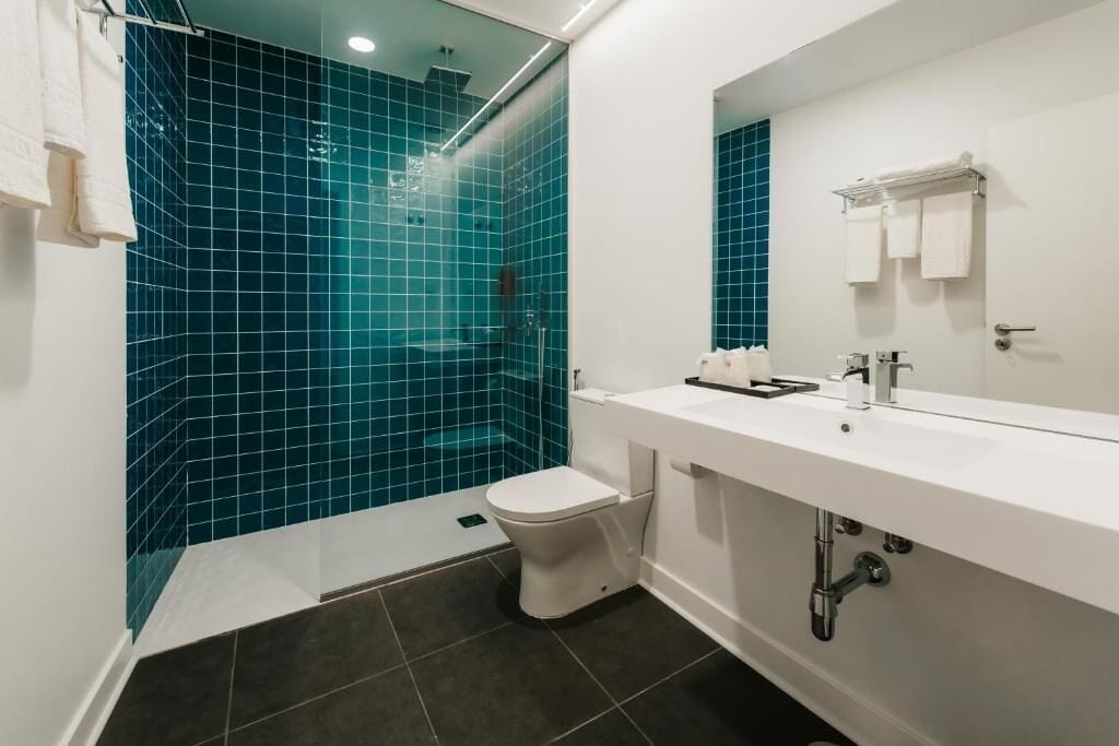 Regadera, amenidades de baño gratuitas, secadora de cabello, toallas 