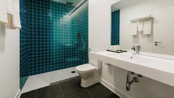 Een douche, gratis toiletartikelen, een haardroger, handdoeken