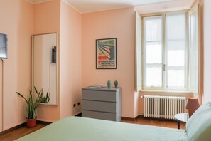 2 slaapkamers, een strijkplank/strijkijzer, reisbedje