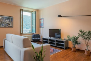 Living area - Cernobbio in Riva. Lake views, Steps from Lake. (Cernobbio)