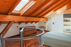 2 chambres, fer et planche à repasser, lit de bébé portatif