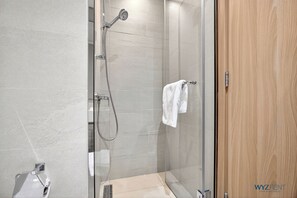 Standard Apartment, Pool View | Bathroom