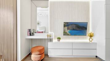 Apartamento standard, vista para a piscina | Cofres nos quartos, individualmente decorados