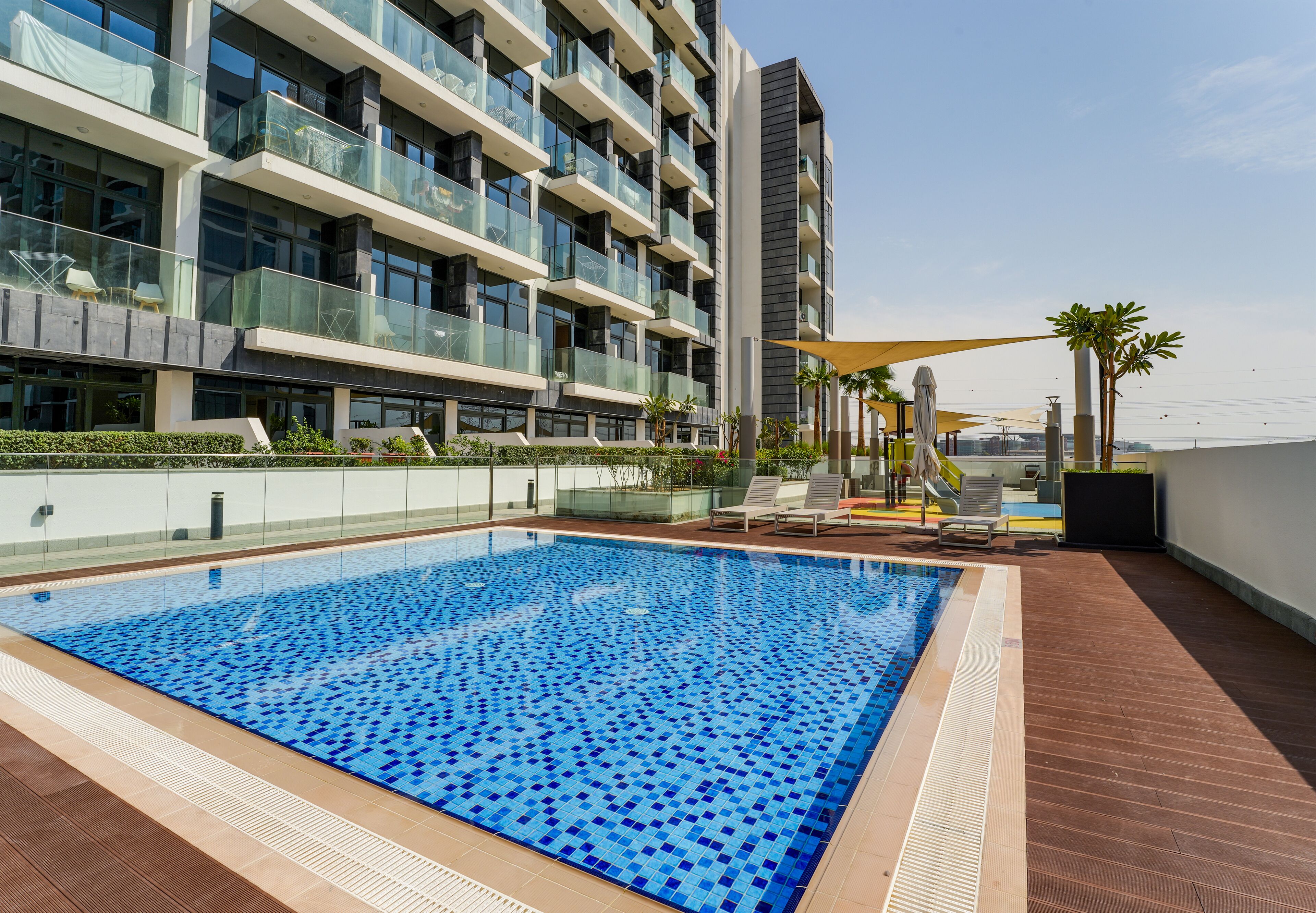 Una piscina al aire libre