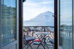 Un balcone con vista su una montagna e un corpo d'acqua.