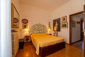 Apartamento, 2 habitaciones, vistas al lago | Tabla de planchar con plancha y wifi gratis