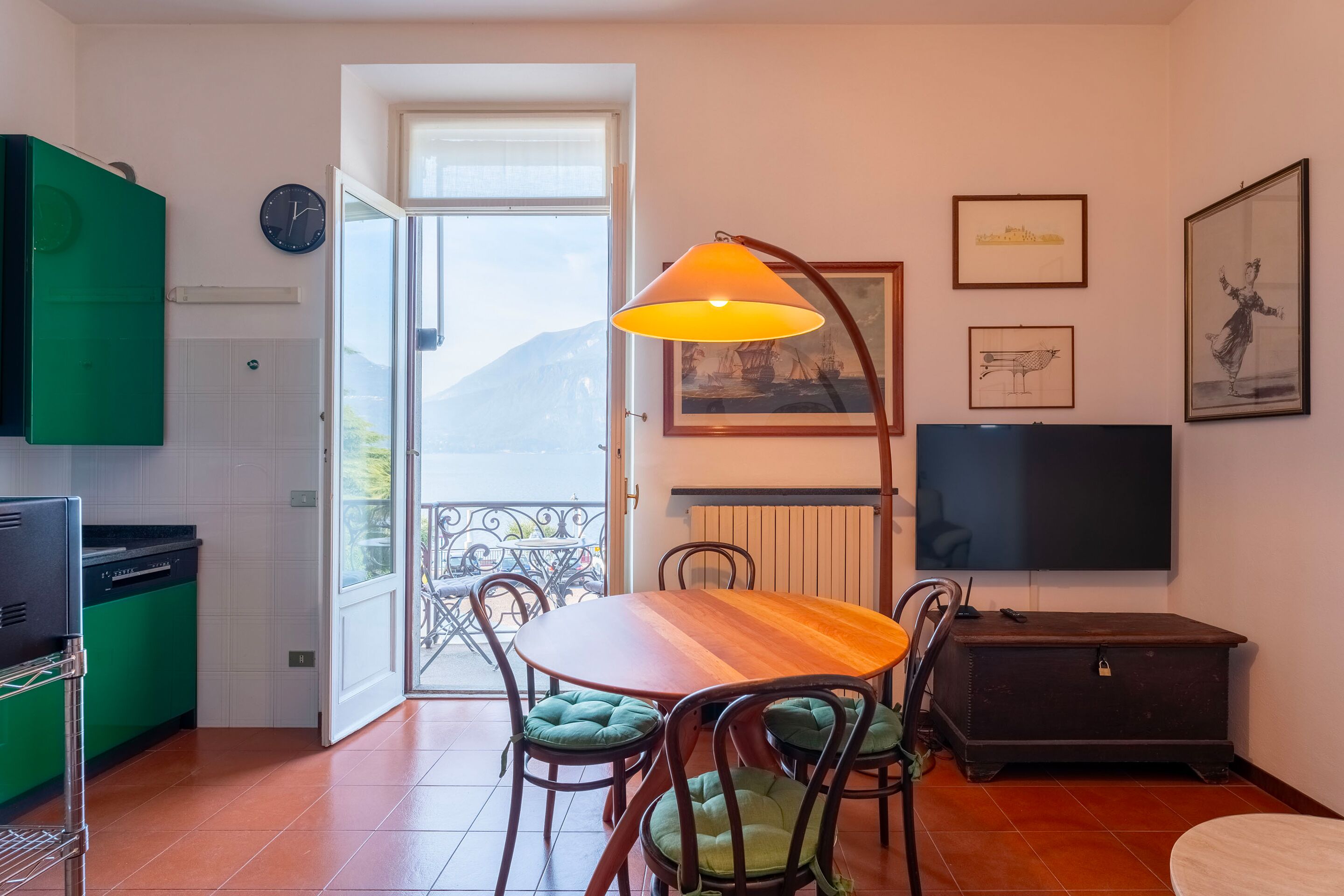 Appartement, 2 chambres, vue lac | Coin séjour | Télévision de 30 pouces avec chaînes par satellite