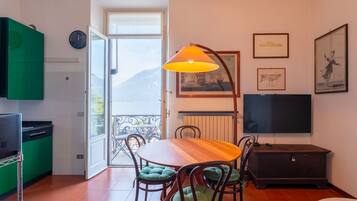 Appartement, 2 chambres, vue lac | Coin séjour | Télévision de 30 pouces avec chaßnes par satellite