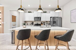 Mikrobølgeovn, ovn, kokeplater og oppvaskmaskin