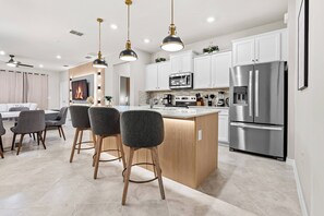 Mikrobølgeovn, ovn, kokeplater og oppvaskmaskin