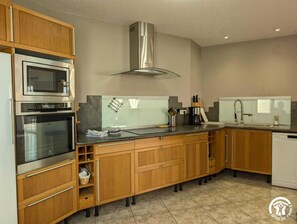 Kjøleskap, mikrobølgeovn, ovn og oppvaskmaskin