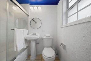 Hair dryer, towels, soap, shampoo - #02 Unit in Mid-century Art-Déco Building KingBed EnSuiteBath Steps>Beach PetsOK (Miami Beach)