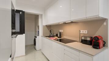 Coffee/tea maker, fridge, microwave, oven