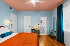 1 bedroom, iron/ironing board, travel crib, free WiFi - #04 Corner Unit in Mid-century Art-Déco building KingBed EnSuiteBath PetsOK (Miami Beach)