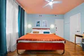 1 bedroom, iron/ironing board, travel crib, free WiFi - #04 Corner Unit in Mid-century Art-Déco building KingBed EnSuiteBath PetsOK (Miami Beach)