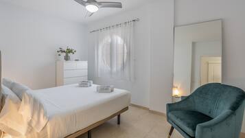 1 slaapkamer, een strijkplank/strijkijzer, wifi, beddengoed